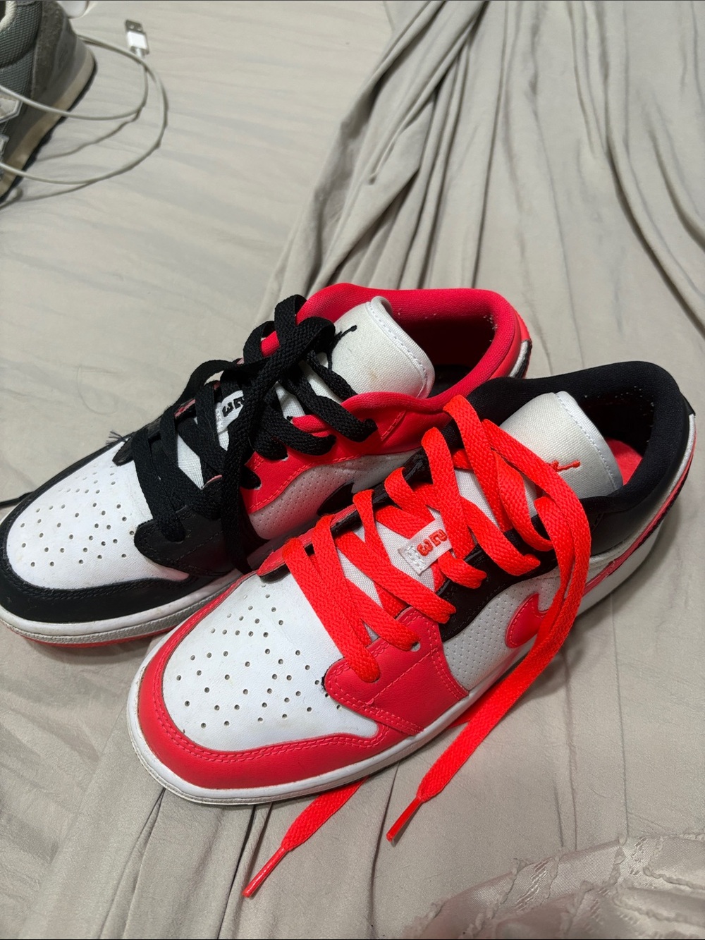 Nike Kids Low-Top Sneakers in Red, Black & White